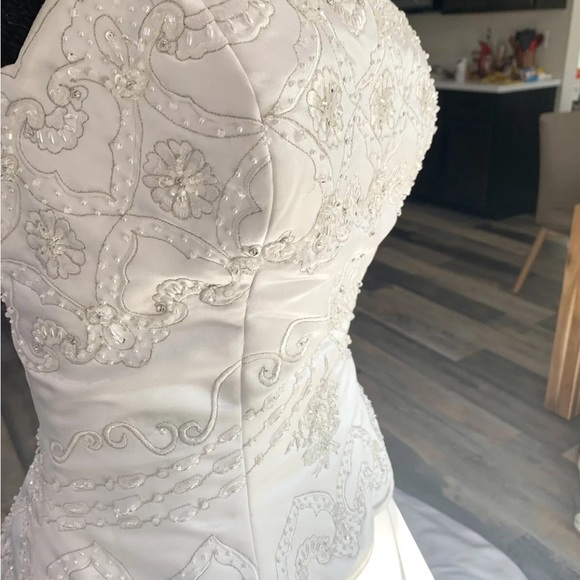 🚫SOLD🚫Gorgeous beaded White Scalloped Bodice wedding gown Sz 10 - Picture 3 of 11